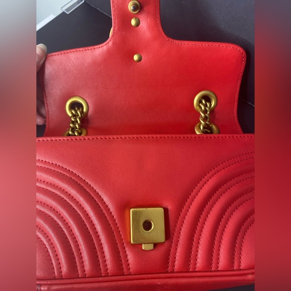 Gucci GG Marmont shoulder bag in deep red matelassé chevron nappa leather. - Picture 10 of 17